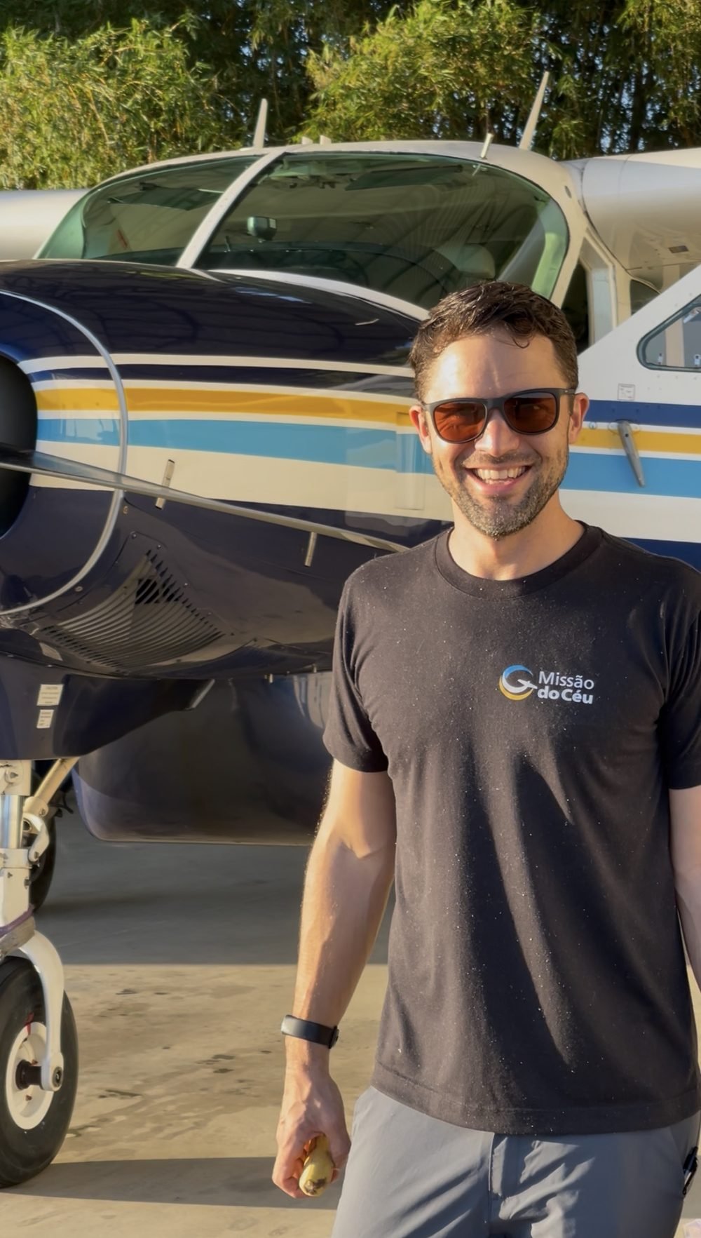 Integrante da equipe da Missão do Céu ao lado de aeronave missionária