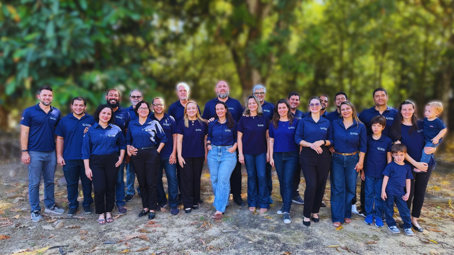 Equipe e famílias missionárias da Missão do Céu reunidas em foto de grupo