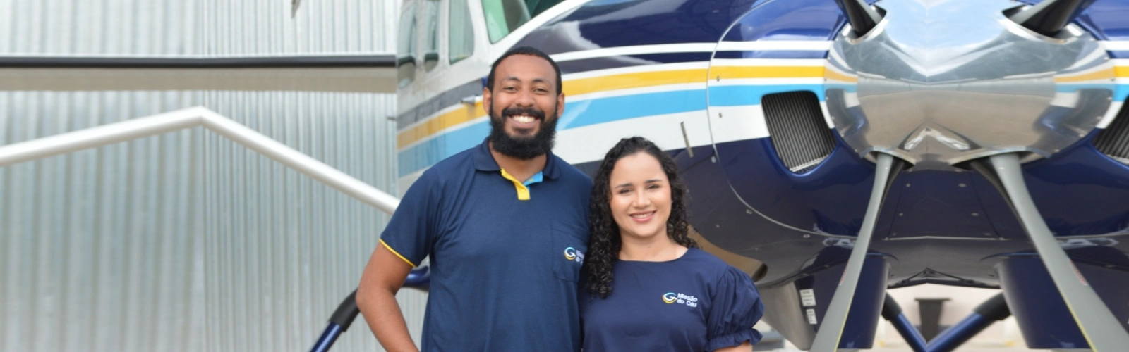 Família Cavichiolli em frente a uma aeronave da Missão do Céu