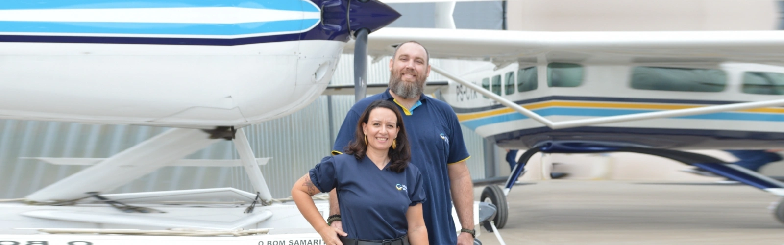 Família Külkamp em frente a uma aeronave da Missão do Céu