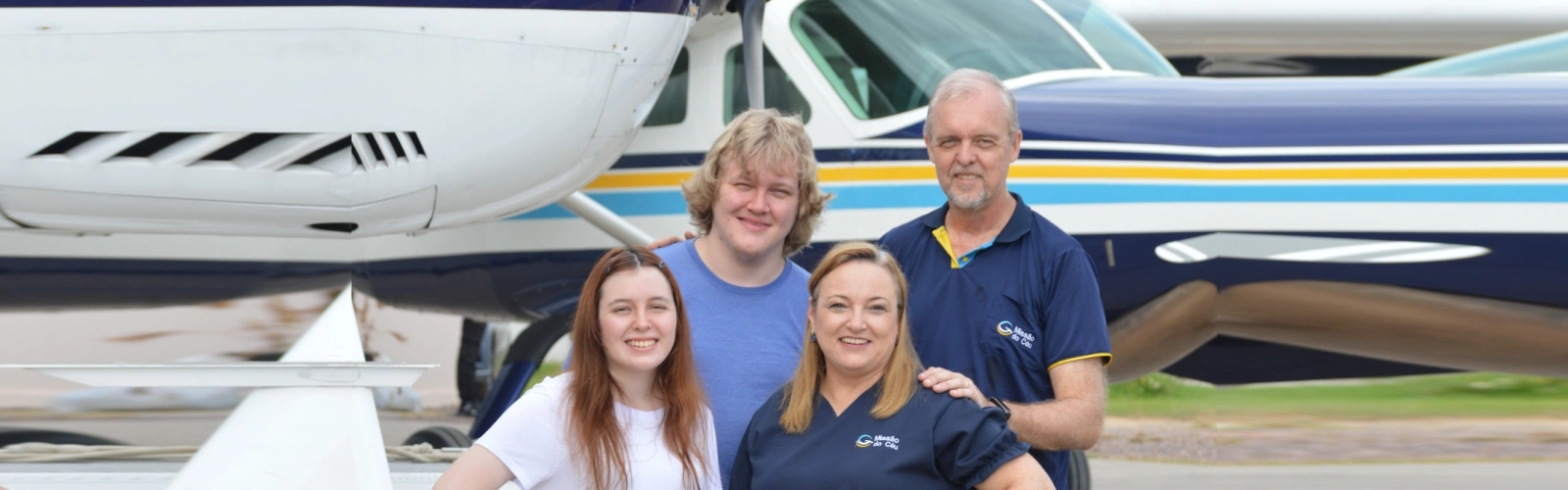 Márcio e Keila Rempel com familiares, em frente a uma aeronave da Missão do Céu