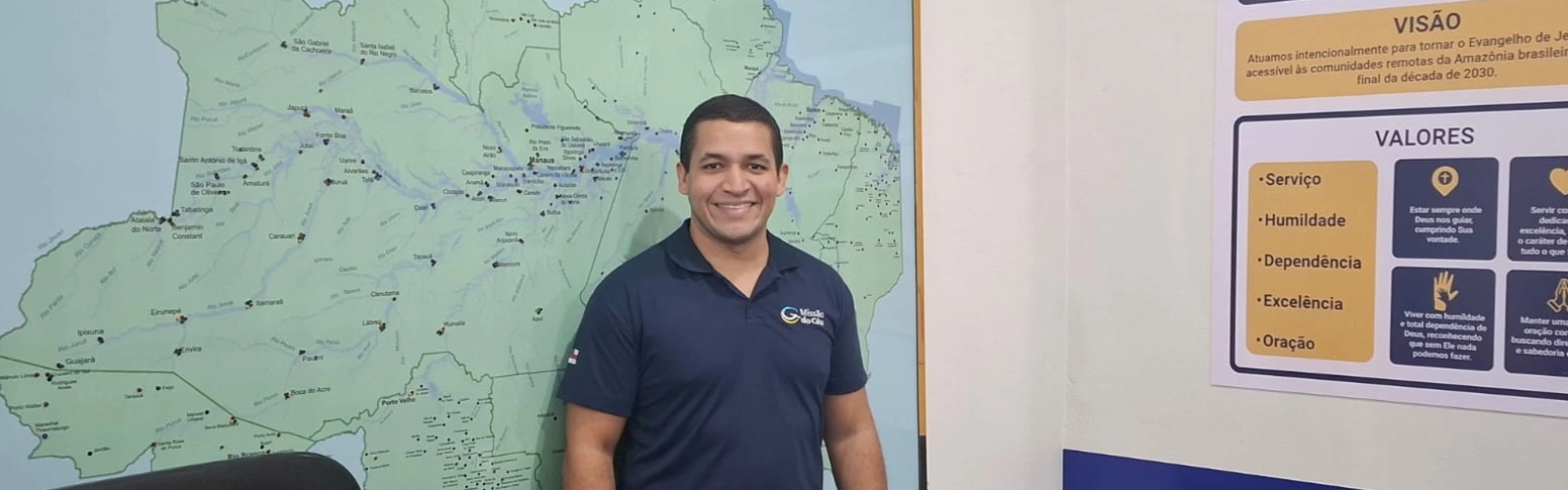 Matheus em frente a um mapa da Amazônia