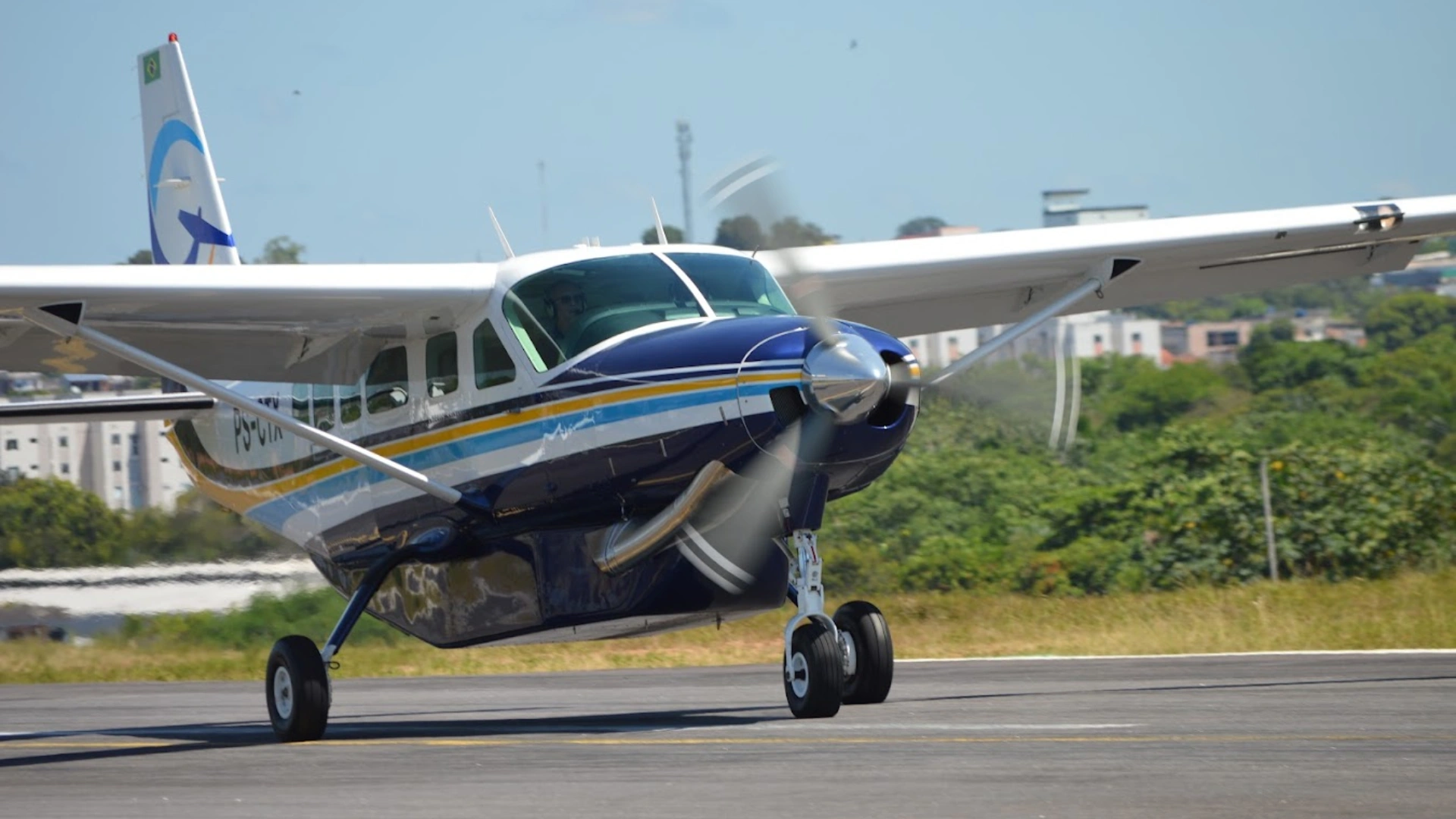 Aeronave da Missão do Céu taxiando na pista