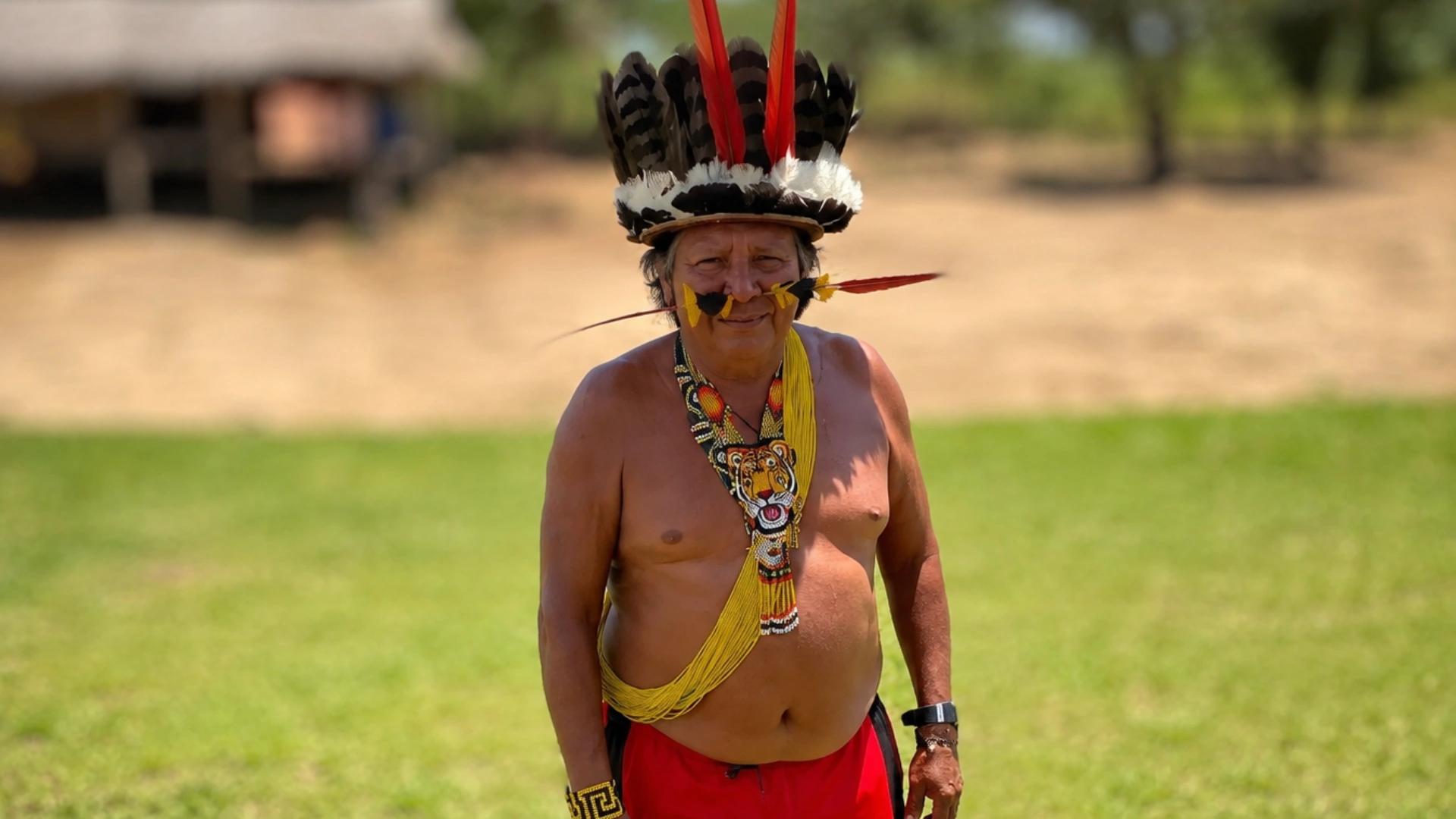 Retrato de liderança indígena com cocar, fotografado durante pesquisa de campo na Amazônia